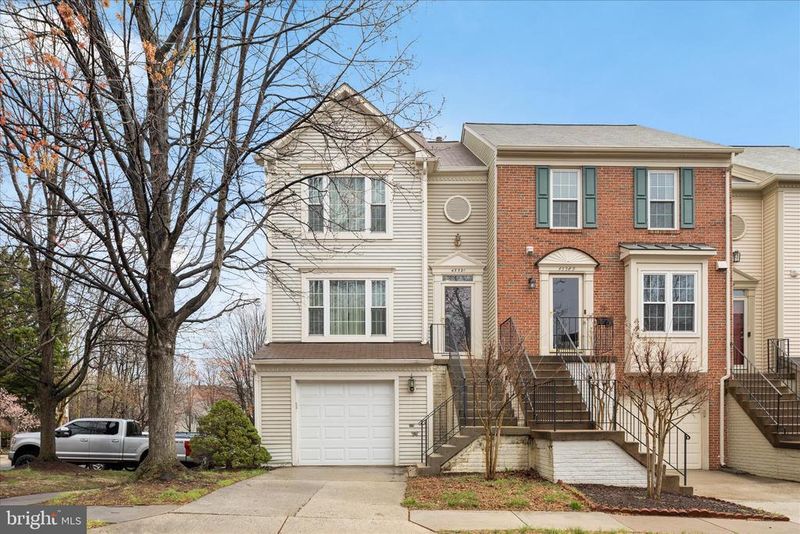 45591 Hutchens Sq, Sterling, VA 20166