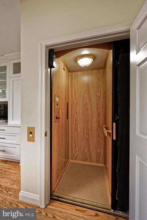 705 Kahn Pl, Alexandria, VA 22314