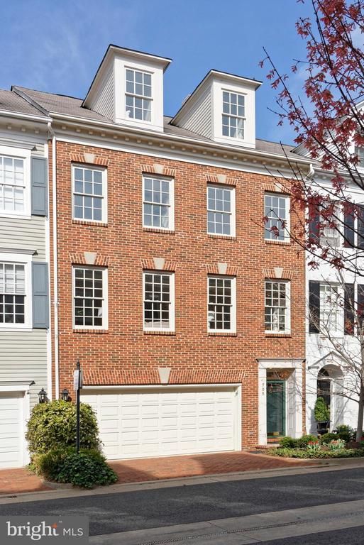 705 Kahn Pl, Alexandria, VA 22314