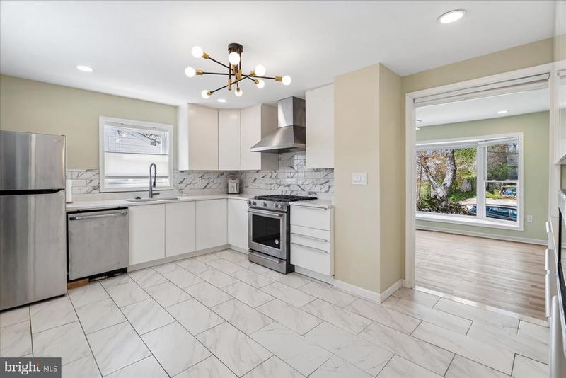 1405 Matthews Dr, Rockville, MD 20851