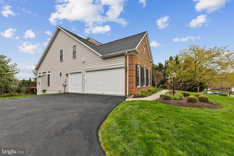 42602 Suny Bay Ct, Chantilly, VA 20152