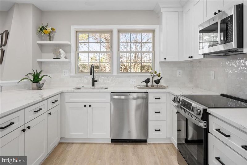 2872 Sutton Oaks Ln, Vienna, VA 22181