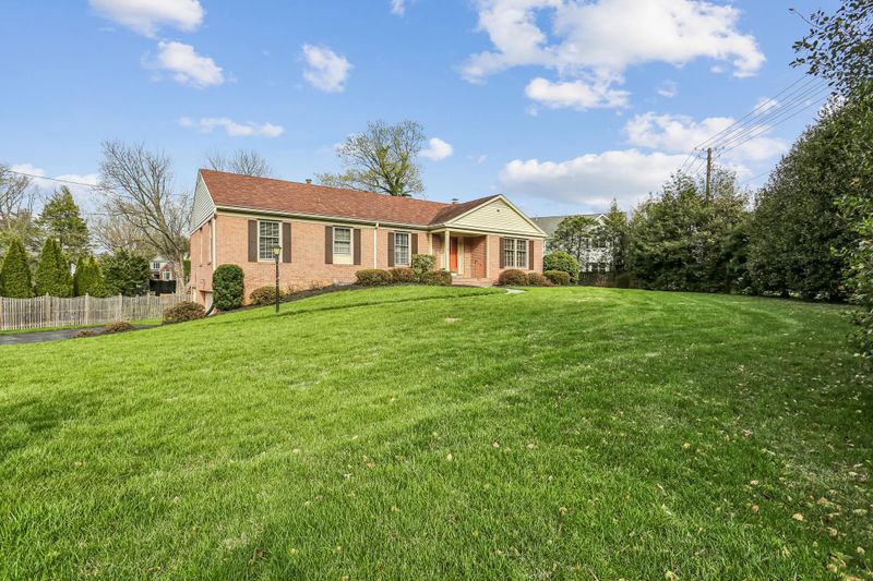 11001 Rosemont Dr, Rockville, MD 20852