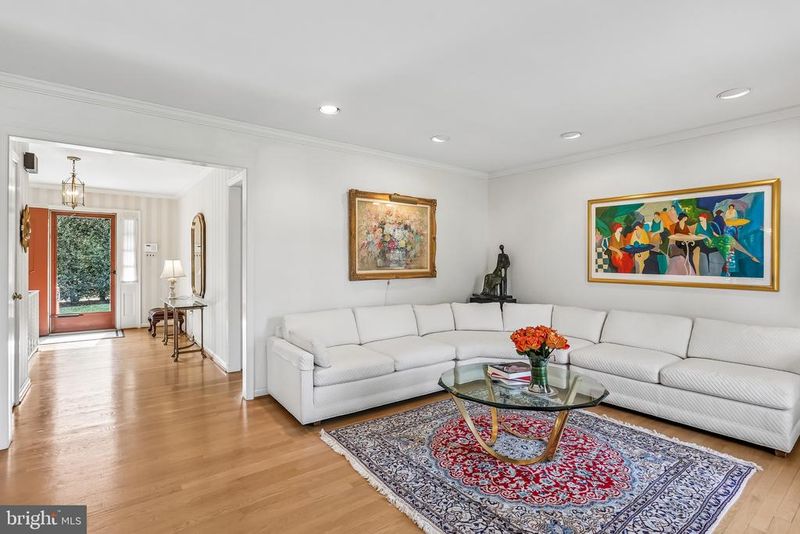 11001 Rosemont Dr, Rockville, MD 20852