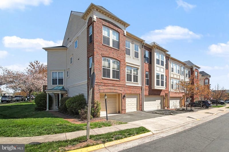 42464 Regal Wood Dr, Brambleton, VA 20148