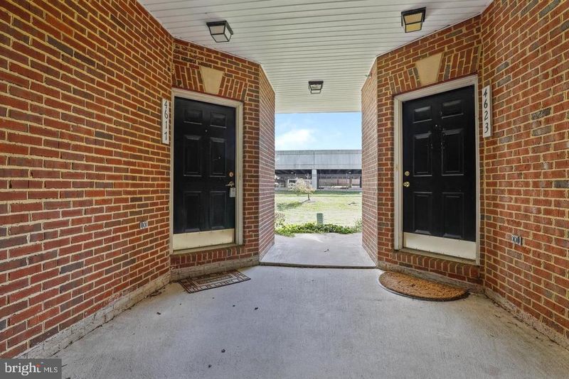 4617 Hummingbird Ln #110, Fairfax, VA 22033