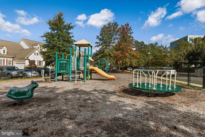 4617 Hummingbird Ln #110, Fairfax, VA 22033
