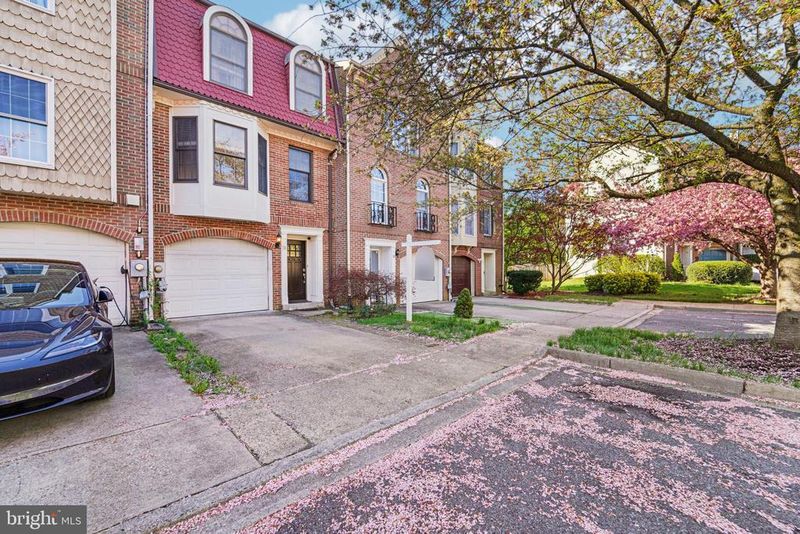 56 Victoria Sq, Frederick, MD 21702