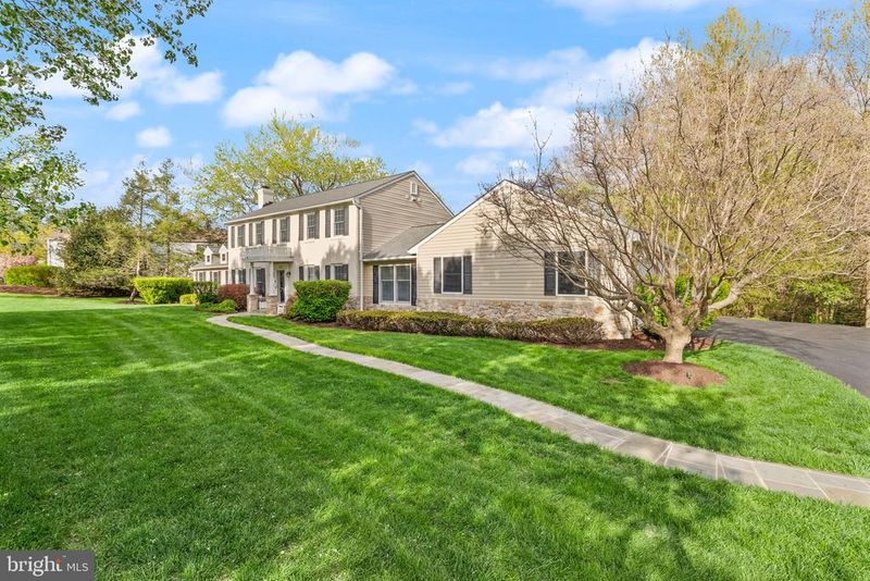 813 Lunenburg Rd, Great Falls, VA 22066