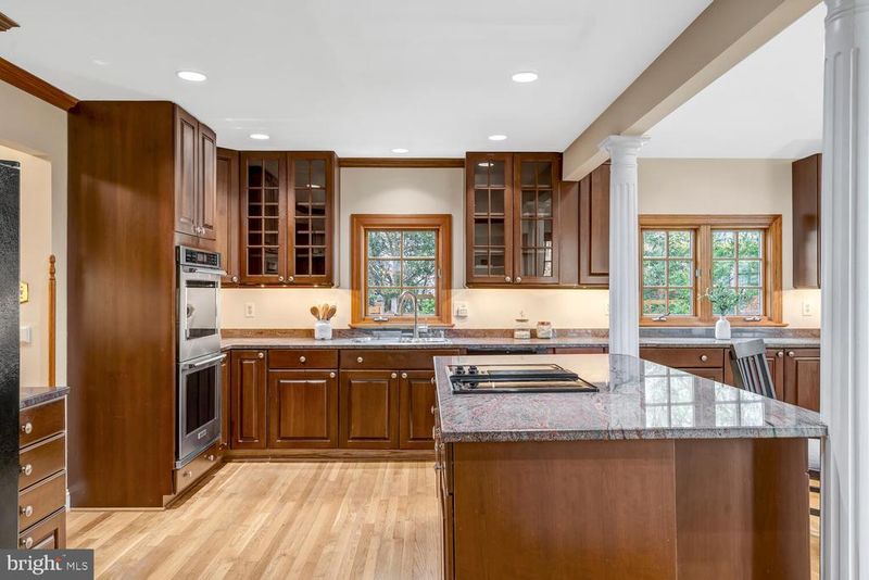 723 Forest Park Rd, Great Falls, VA 22066