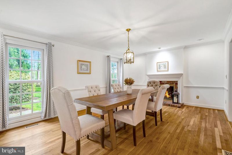723 Forest Park Rd, Great Falls, VA 22066