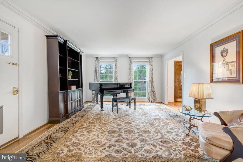 723 Forest Park Rd, Great Falls, VA 22066