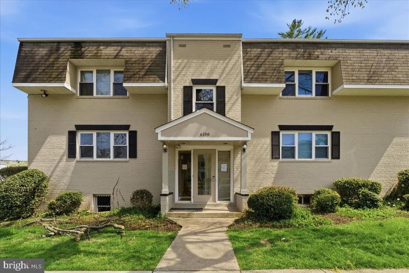 6198 Greenwood Dr #101, Falls Church, VA 22044