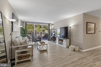 4977 Battery Ln #1-211, Bethesda, MD 20814
