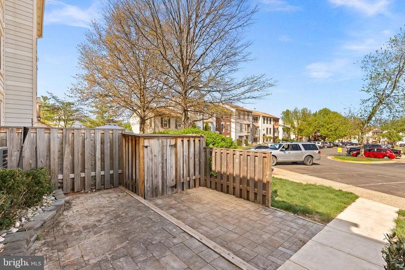 7442 Emerald Dr, Manassas, VA 20109