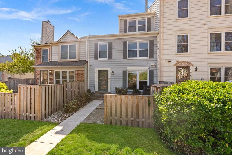7442 Emerald Dr, Manassas, VA 20109
