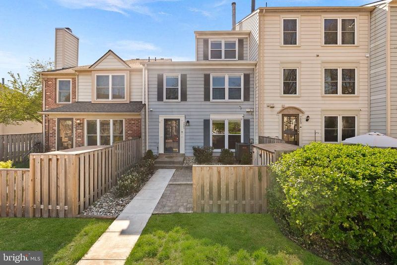 7442 Emerald Dr, Manassas, VA 20109