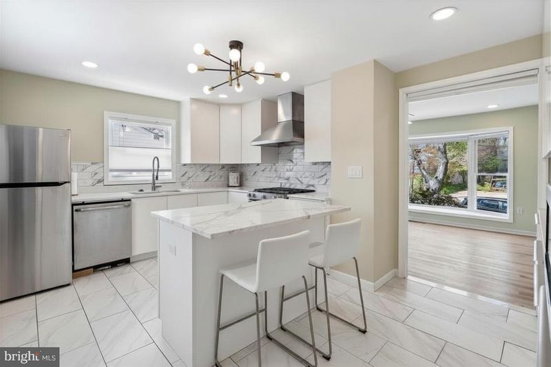 1405 Matthews Dr, Rockville, MD 20851