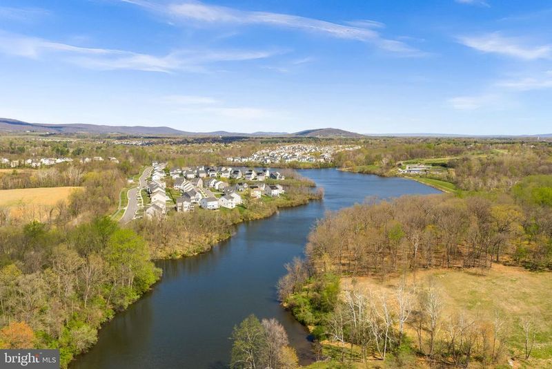35829 Peninsula Ct, Round Hill, VA 20141
