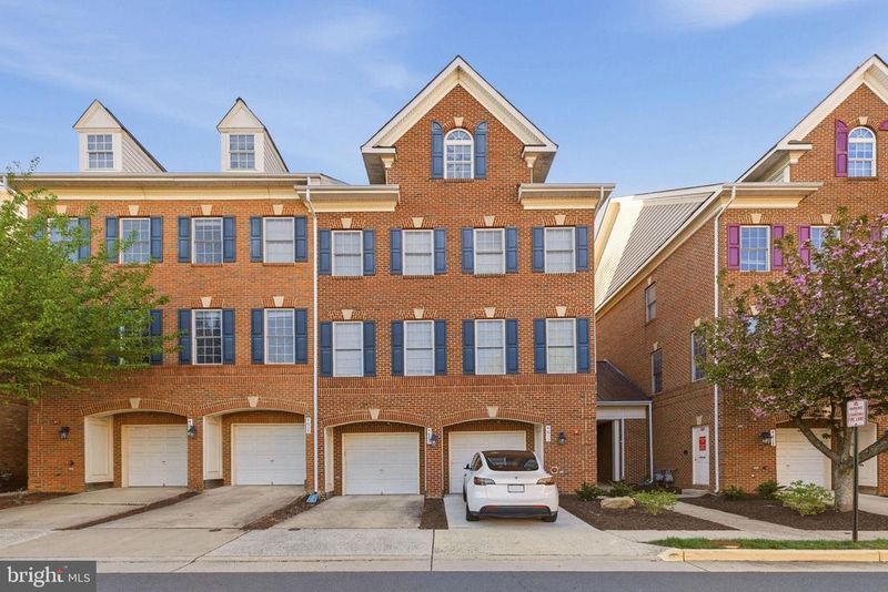4609 Hummingbird Ln #106, Fairfax, VA 22033