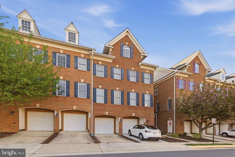 4609 Hummingbird Ln #106, Fairfax, VA 22033