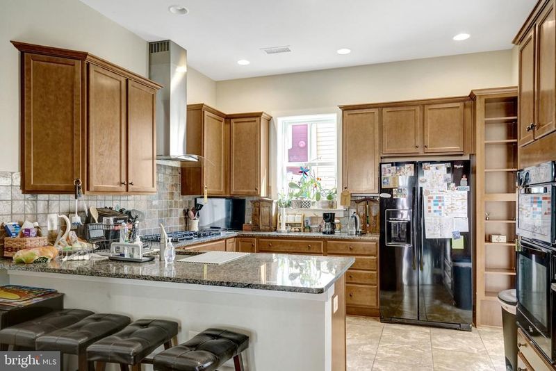 713 E Custis Ave, Alexandria, VA 22301