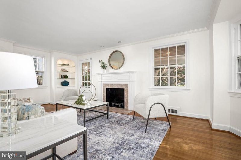 4201 44th St NW, Washington, DC 20016