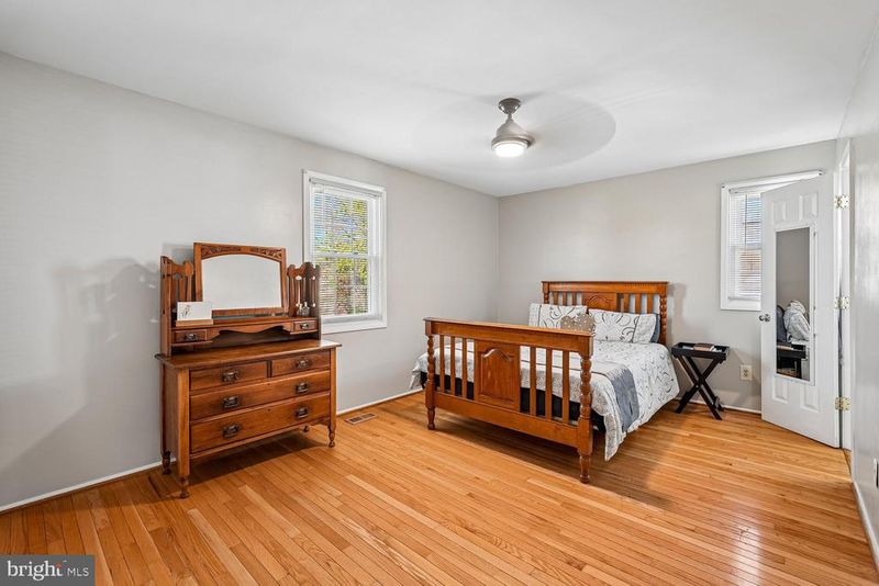 250 E Juniper Ave E, Sterling, VA 20164