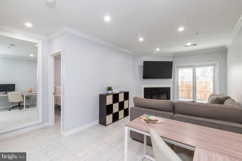 255 S Pickett St #102, Alexandria, VA 22304