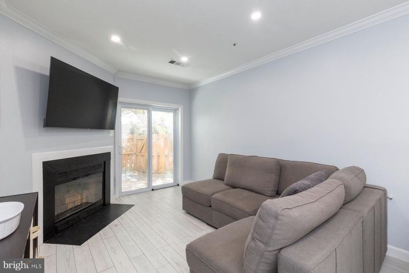 255 S Pickett St #102, Alexandria, VA 22304