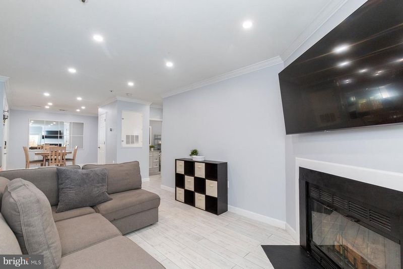 255 S Pickett St #102, Alexandria, VA 22304