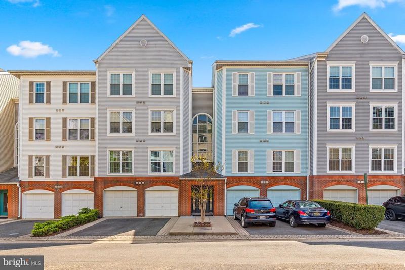 255 S Pickett St #102, Alexandria, VA 22304