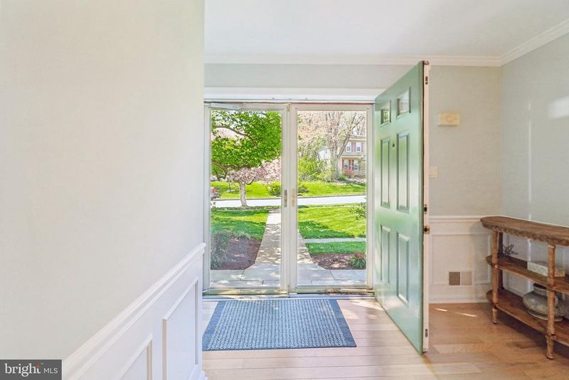 1707 Galloway Dr, Vienna, VA 22182