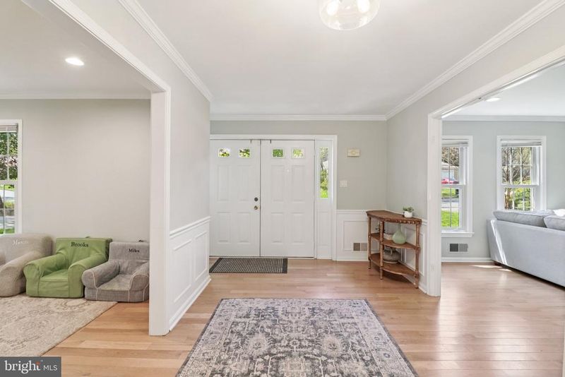 1707 Galloway Dr, Vienna, VA 22182