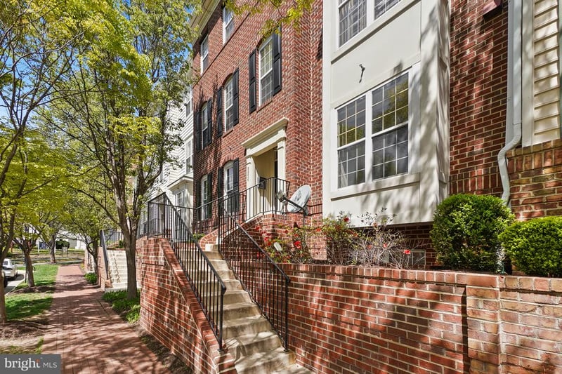8856 Ashgrove House Ln #102, Vienna, VA 22182