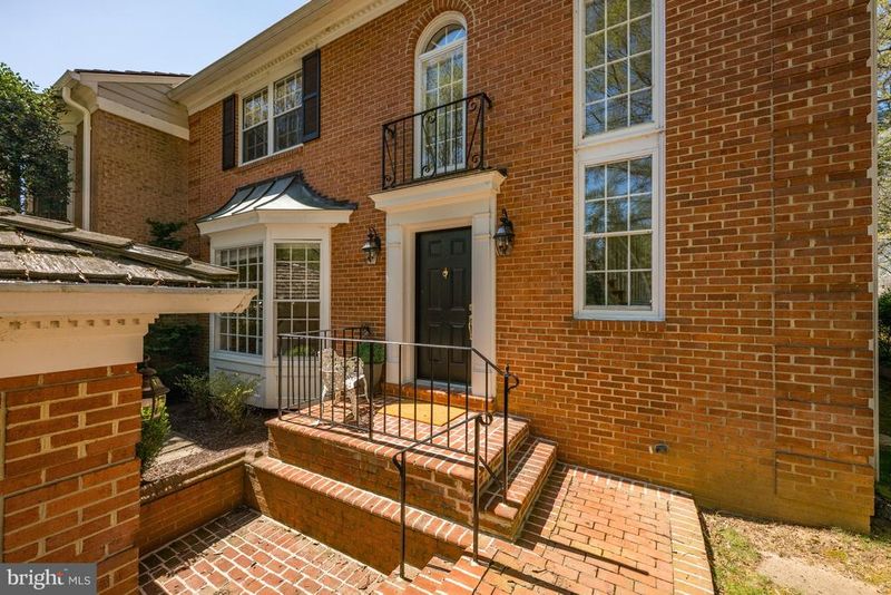 9430 Turnberry Dr, Potomac, MD 20854
