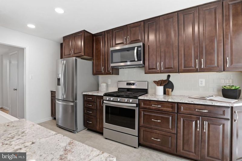7379 Hallcrest Dr, Mclean, VA 22102