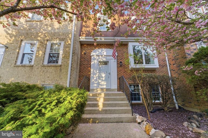 3142 Valentino Ct, Oakton, VA 22124