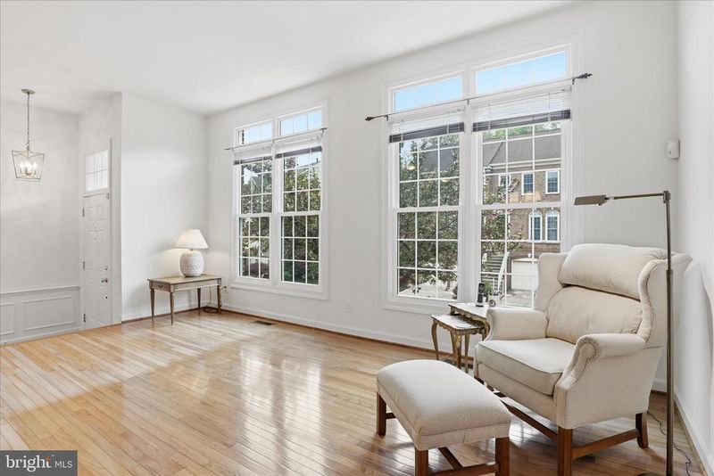 9566 Lagersfield Cir, Vienna, VA 22181
