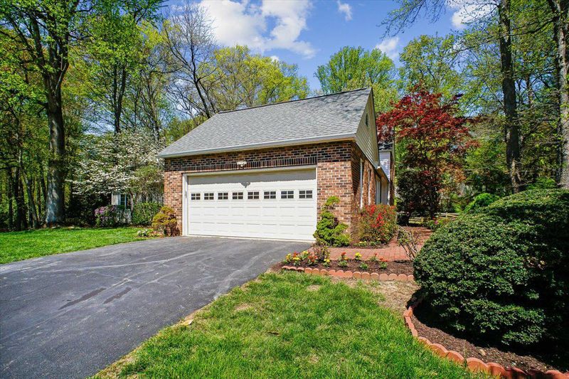 11104 Loran Rd, Great Falls, VA 22066