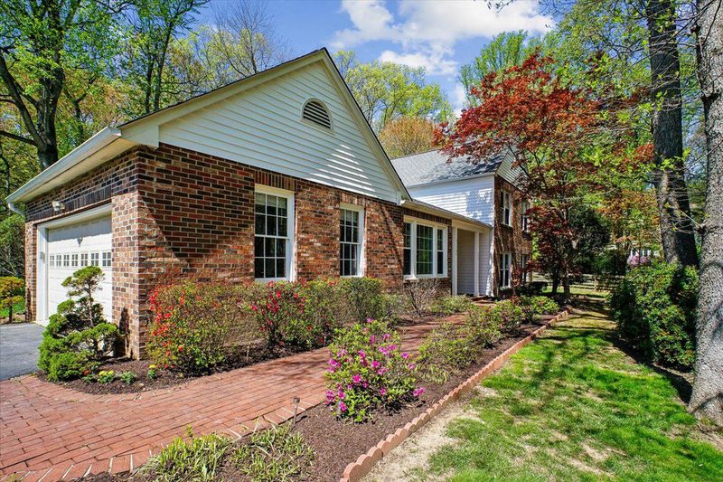 11104 Loran Rd, Great Falls, VA 22066