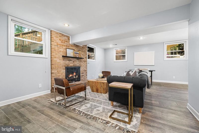 8408 Brewster Dr, Alexandria, VA 22308