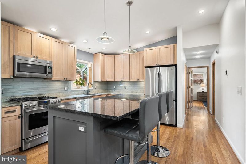 8408 Brewster Dr, Alexandria, VA 22308