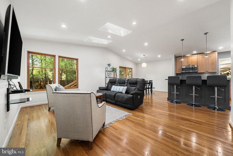 8408 Brewster Dr, Alexandria, VA 22308