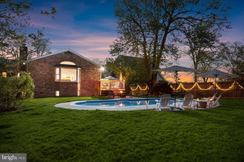 2807 Maple Ln, Fairfax, VA 22031
