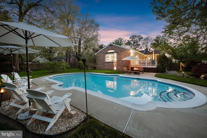 2807 Maple Ln, Fairfax, VA 22031