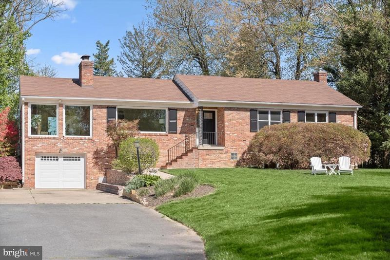 2807 Maple Ln, Fairfax, VA 22031