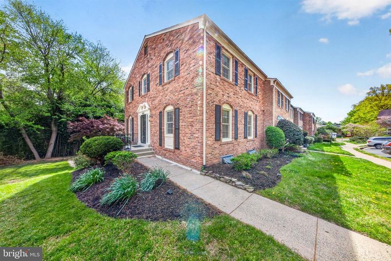 9261 Bailey Ln, Fairfax, VA 22031
