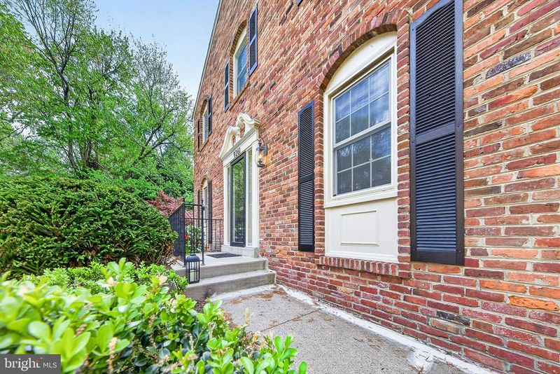 9261 Bailey Ln, Fairfax, VA 22031