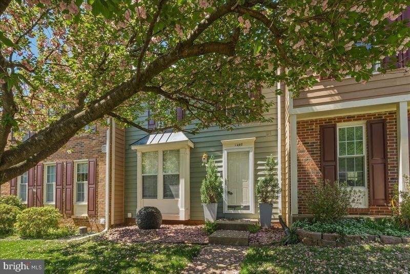 1490 Autumn Ridge Cir, Reston, VA 20194